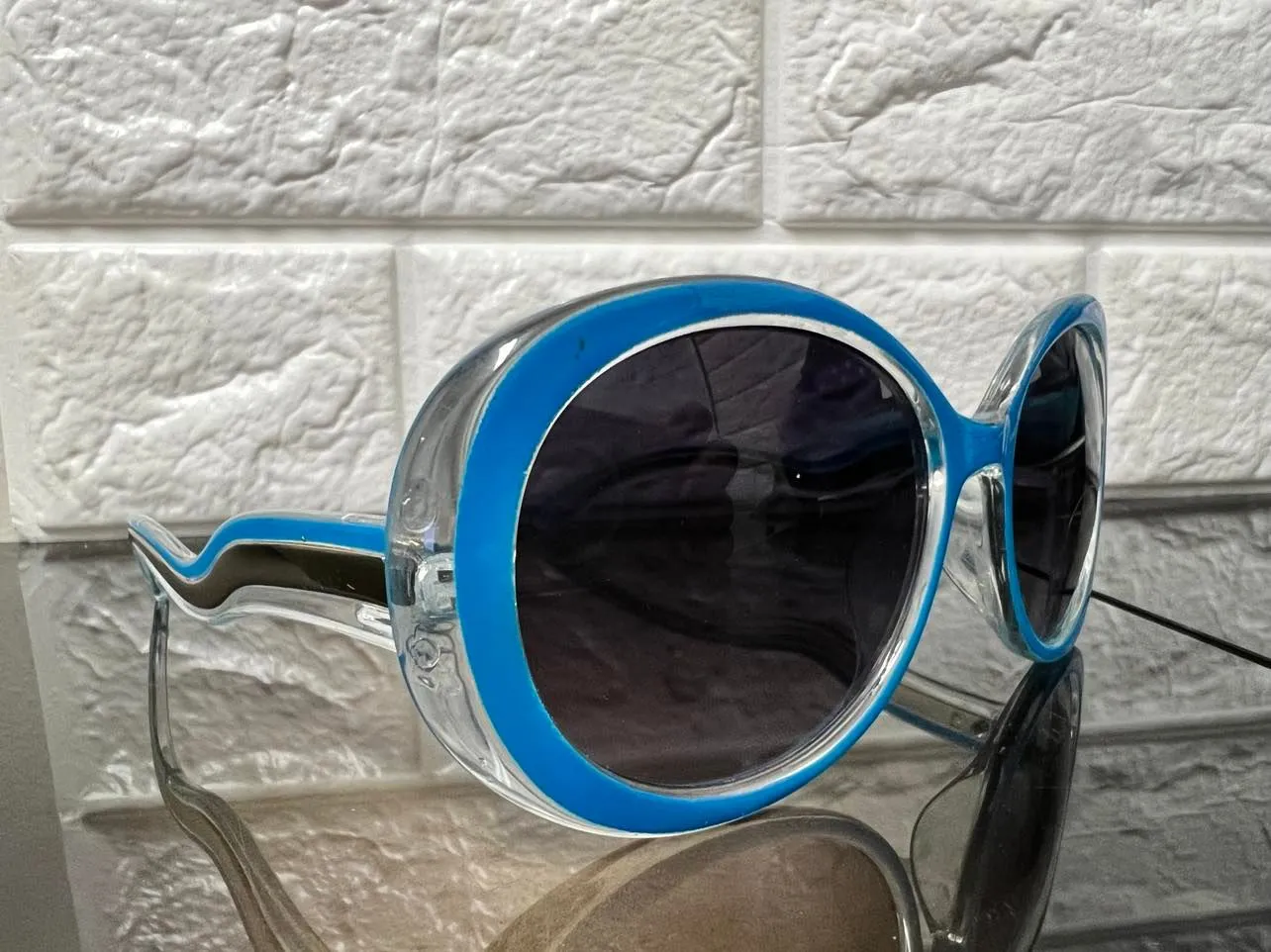 New Designer Rep. Sunglasses, 400 UV Protection! Stylish Gradient Lenses! Blue Acrylic, silver sides, 8663