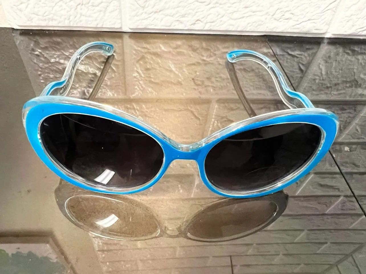 New Designer Rep. Sunglasses, 400 UV Protection! Stylish Gradient Lenses! Blue Acrylic, silver sides, 8663