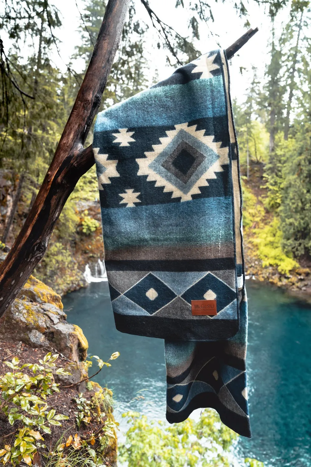 QISU Blue Ice Storm Wool Blanket – Artisan Craftsmanship for Winter Elegance